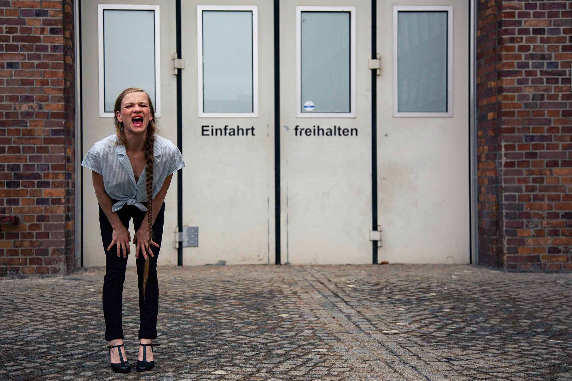 Annemarie Schmidt steht vor einer Toreinfahrt in Leipzig
